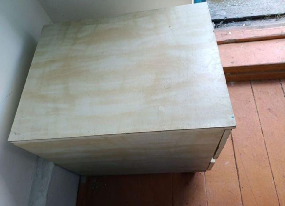 Тумбочка белая .