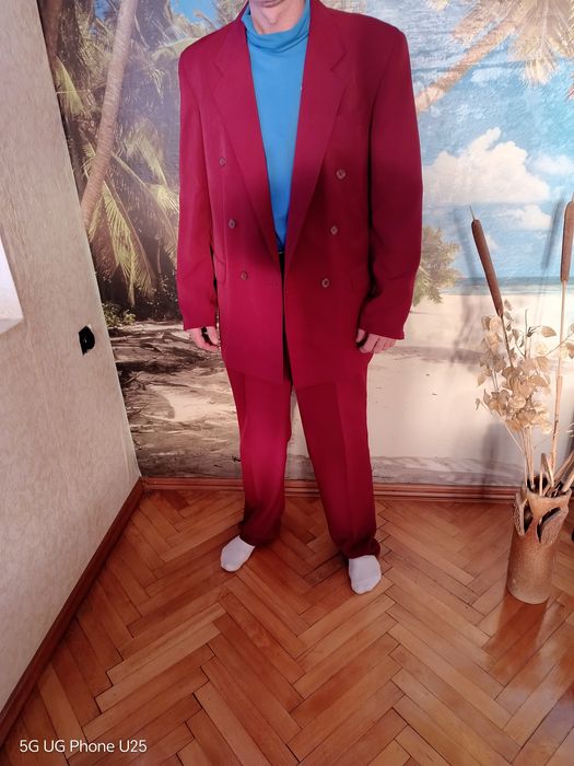 Продавам мъжки костюм