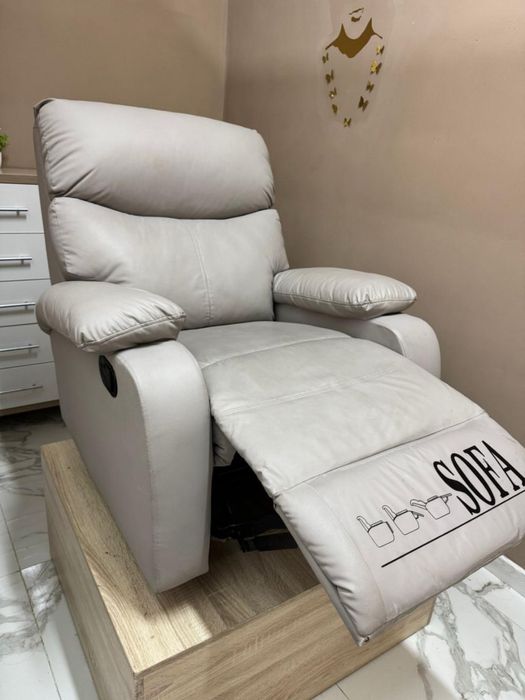 Продаю реклайнер с подиум