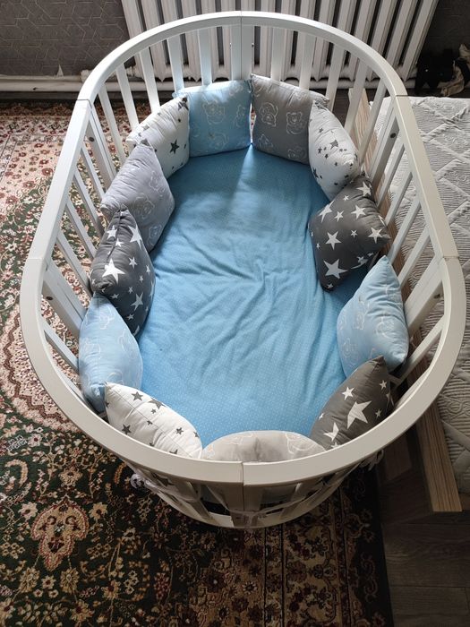 Детская кроватка с маятником