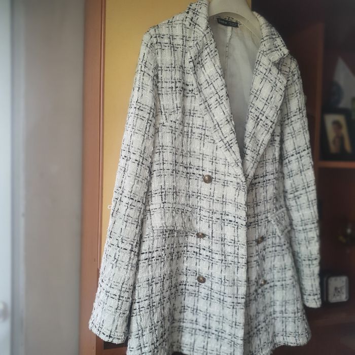 Diferite haine de damă, sacouri bluze, cămăși, rochii.