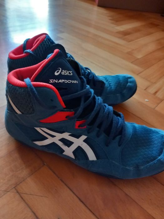 Продавам борцовки asics