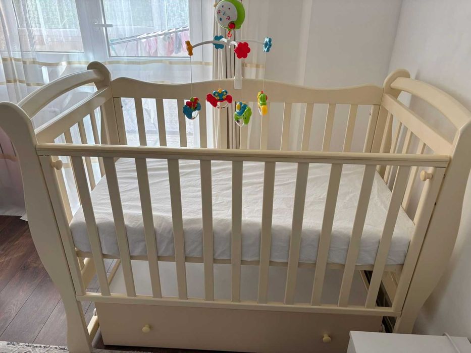 Манеж (детская кровать)