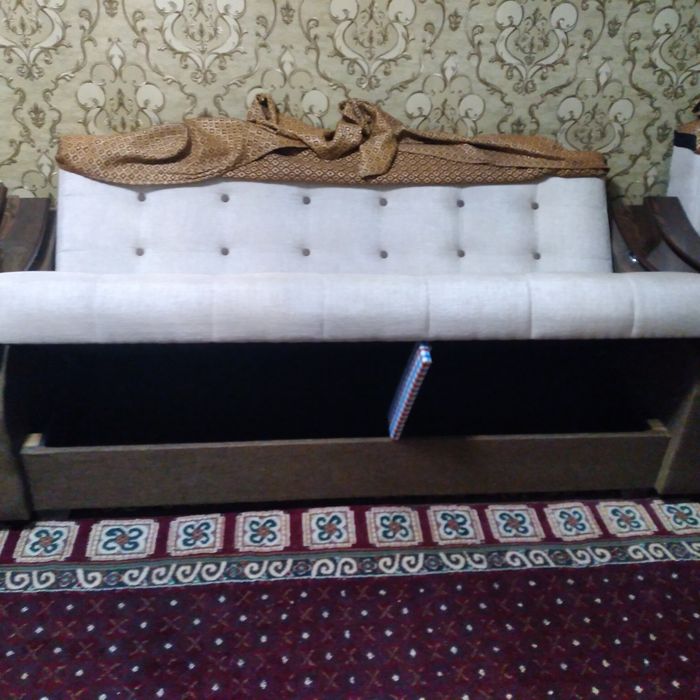 Диван с  двумя кресломи