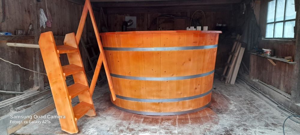 Дървено джакузи осигуряваше домашен уют и релакс в градината.