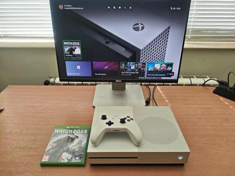 Xbox One S с джойстик, кабели и подарък игра
