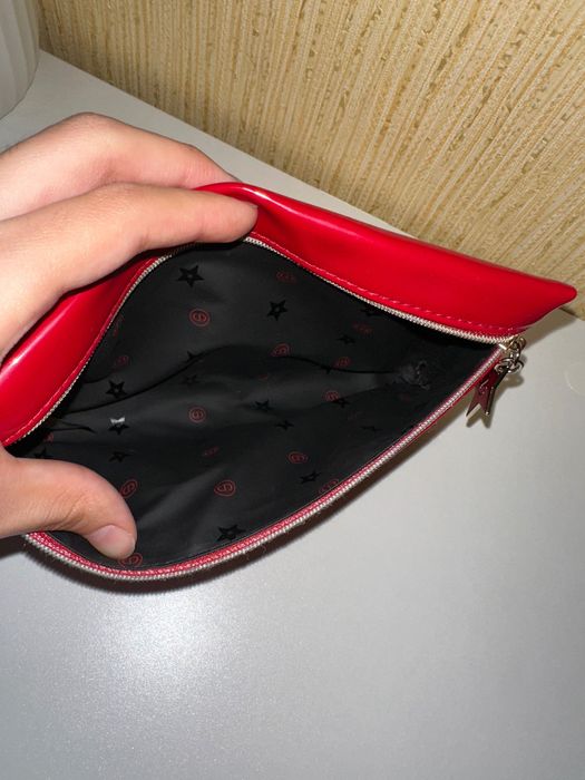 CHRISTIAN DIOR
Красная косметичка