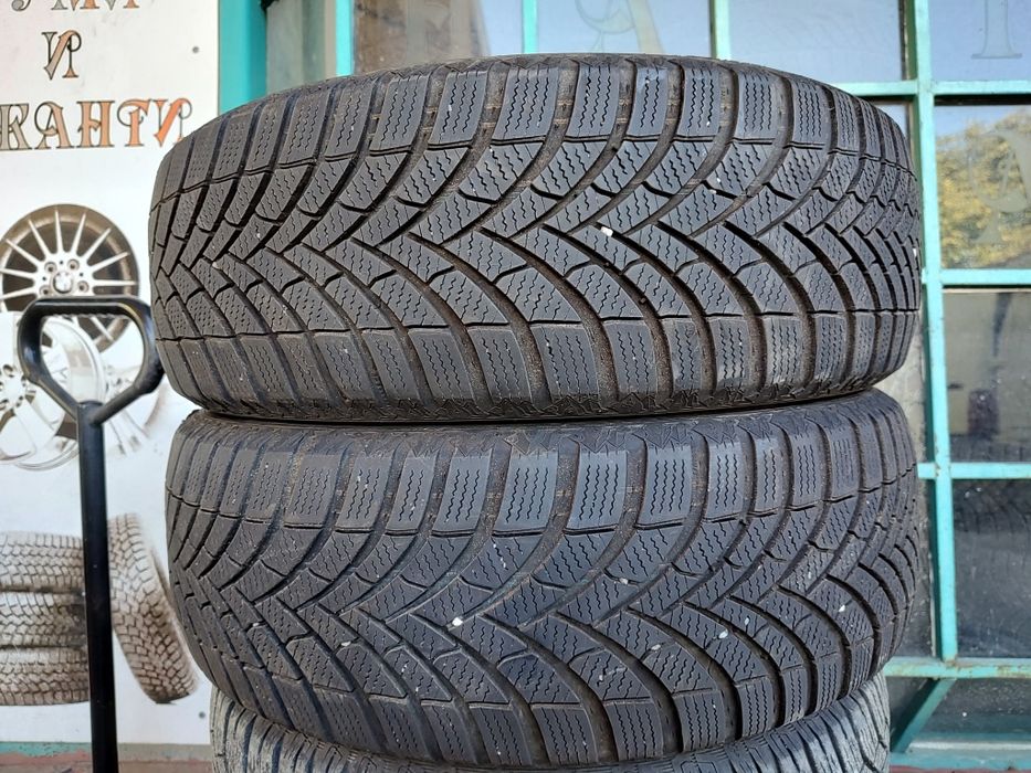 Продавам 2 зимни гуми 205/60/16 Semperit