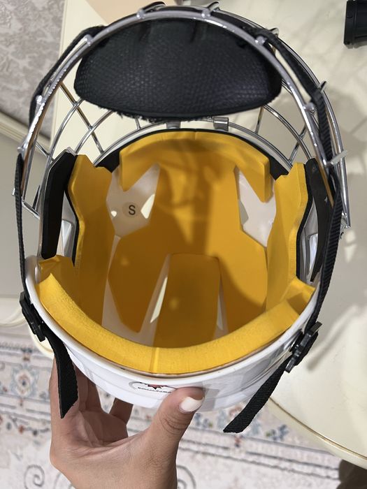 Продается хоккейный шлем