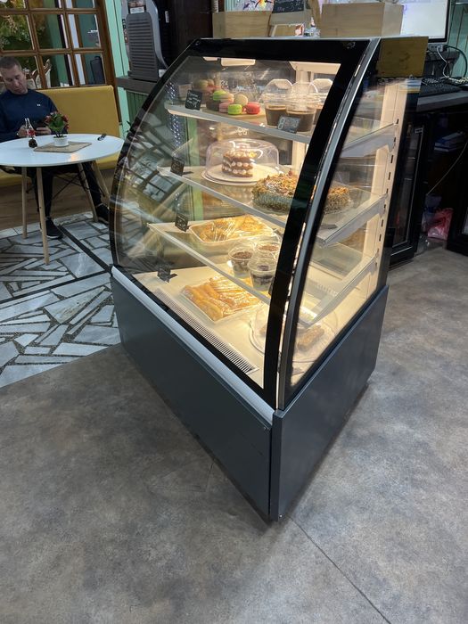 Ъглова сладкарска витрина