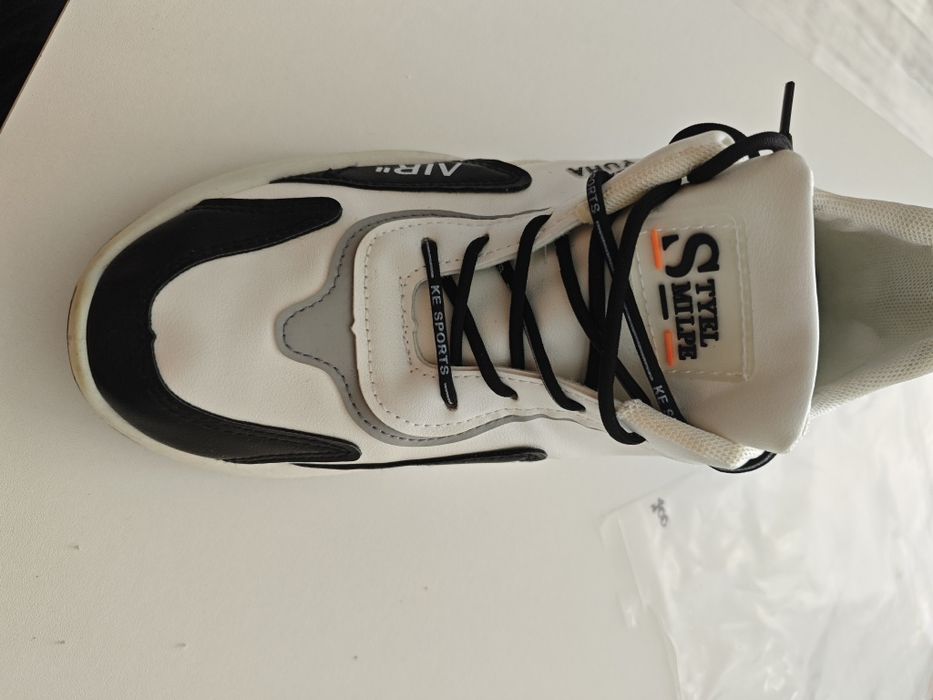 Кроссовки абсолютно новые