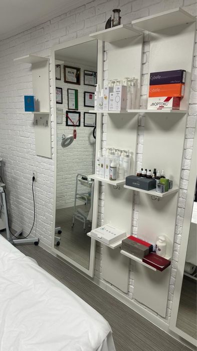 Зеркала с полками