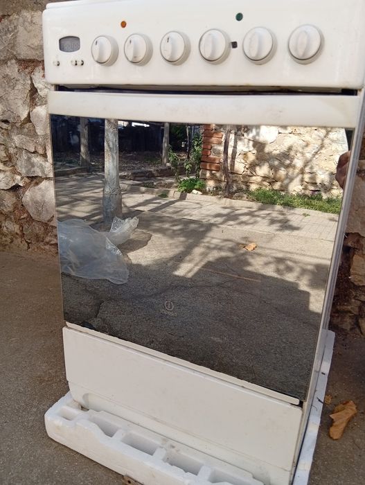 Печка "Indesit"и пералня "Siltal "работещи