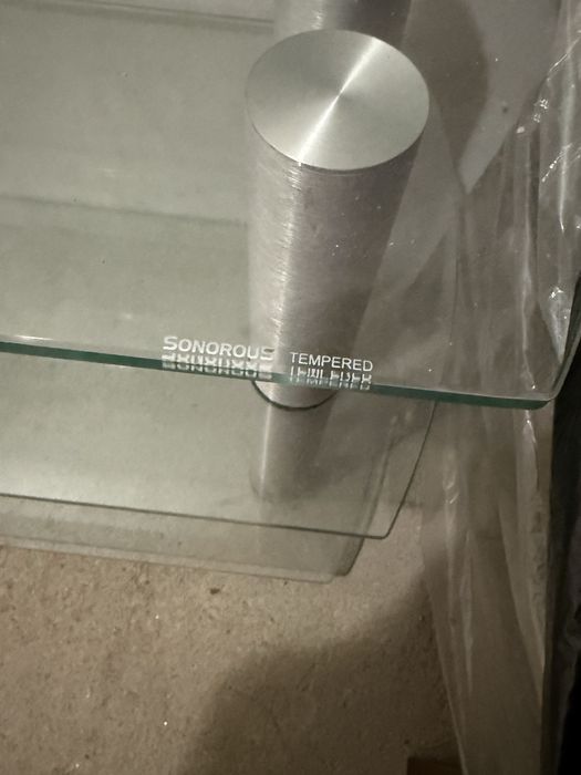 Стъклена маса хол