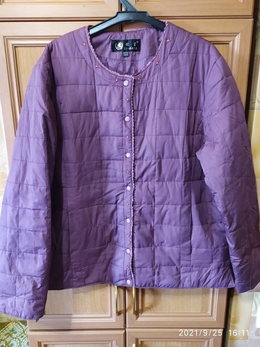 Женская курточка - ветровка.