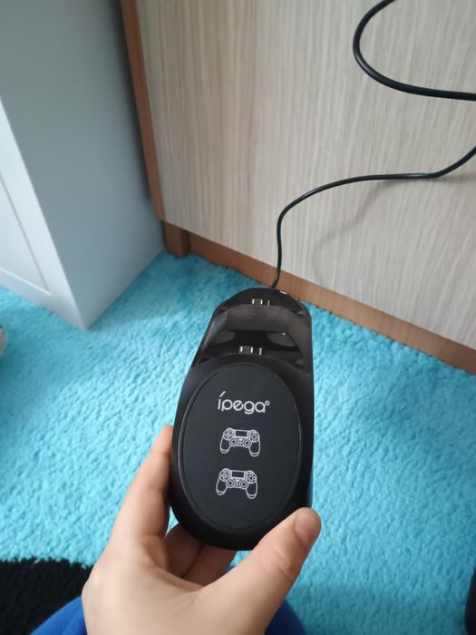 Vând PS 4 slim utilizat