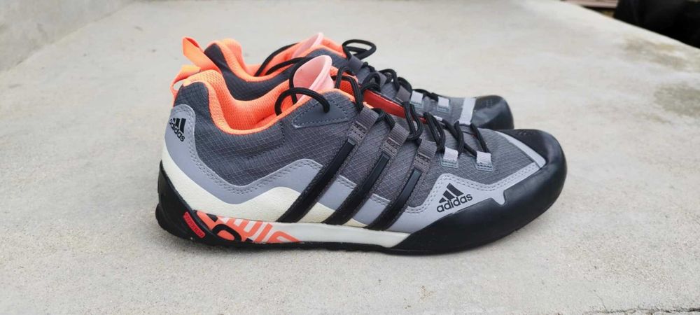 Продават се Adidas