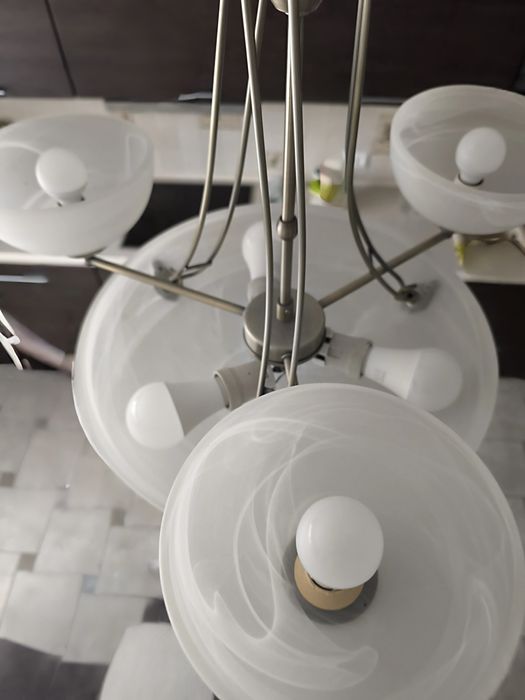 Добротная люстра с 6 патронами.