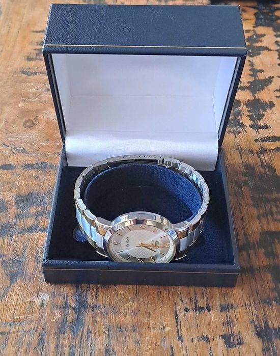 часовник Q&Q позлатен и сребрист кварцов с каишка неръждаема стомана