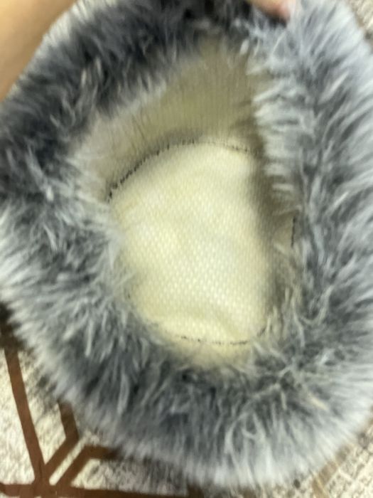 Caciula  blana artificiala - gri elegant