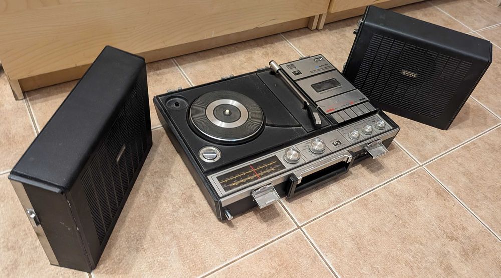 Pick-up portabil Sanyo Music Center G2612N - vinil radio casetofon boxe detasabile vintage