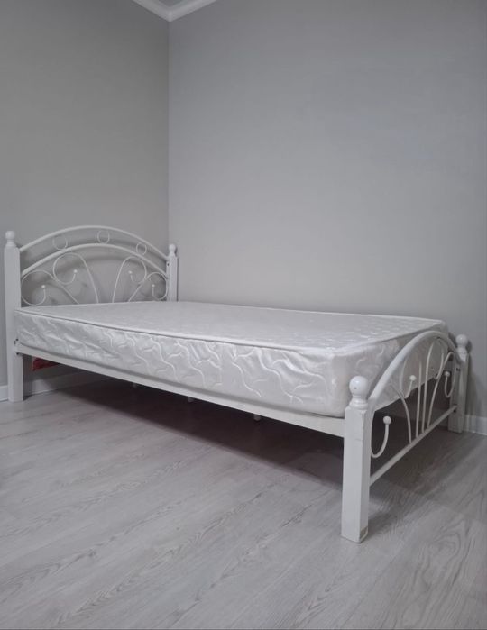 кровать для спальни