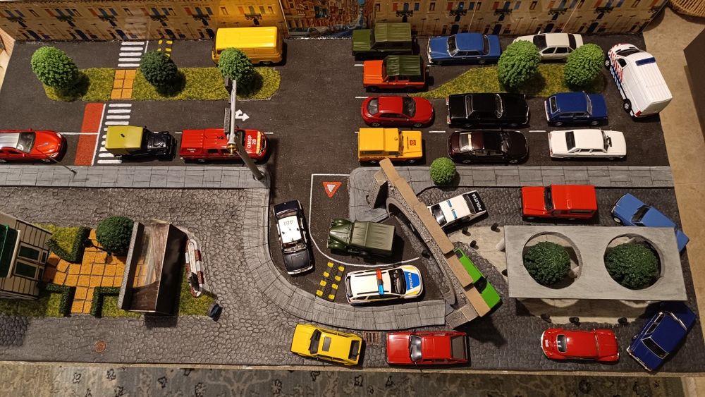 Diorama tip Vitrina cu protectie la praf pentru macheta 1/43