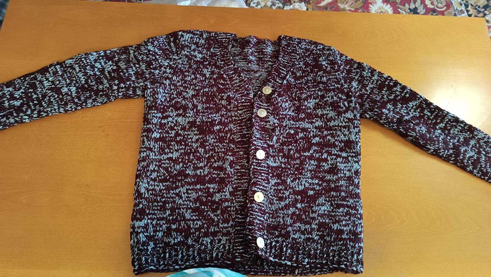 Ръчно плетена жилетка