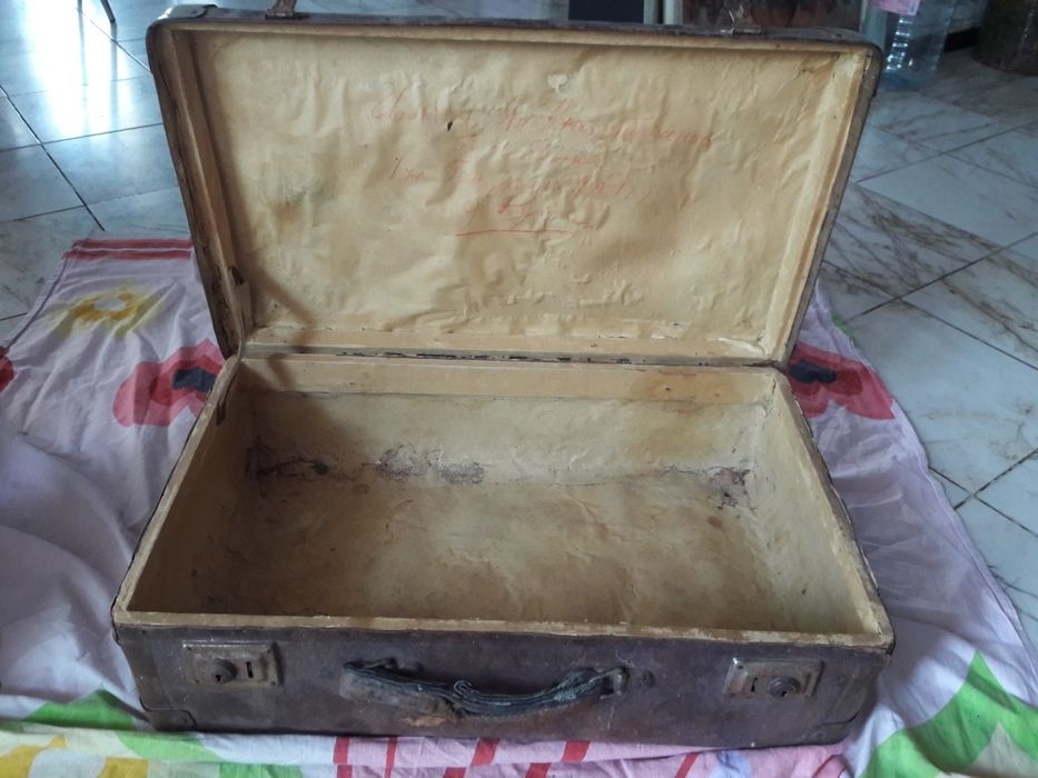 Ретро кожен куфар и мукавени