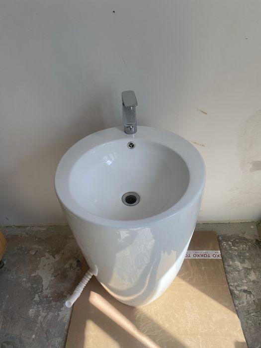 Lavoar/Chiuvetă freestanding ceramică albă + baterie Kludi – baie / salon