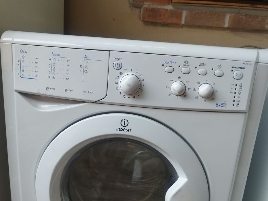 Vând mașina de spălat cu uscător,marca Indesit