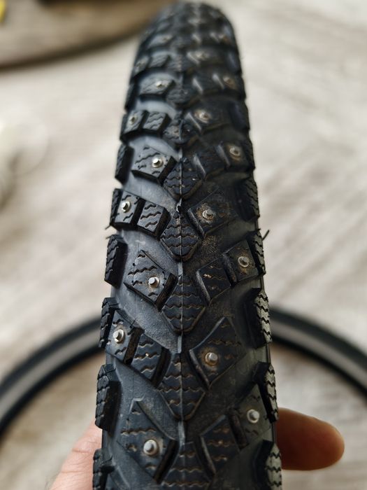 Почти новая Зимняя покрышка schwalbe marathon winter plus