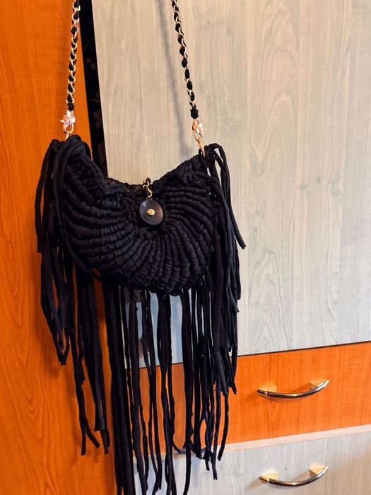 Geanta neagră crossbody handmade croșetată cu franjuri