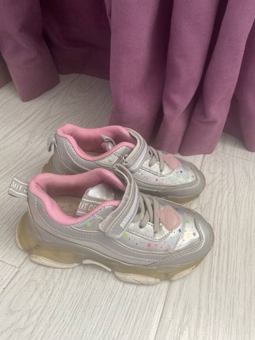 Продаются детские кроссовки 30 размера