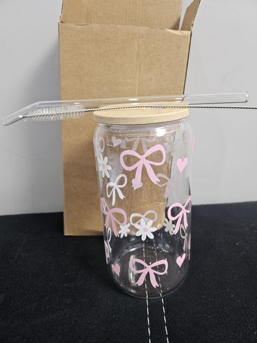 Стъклена чаша със сламка