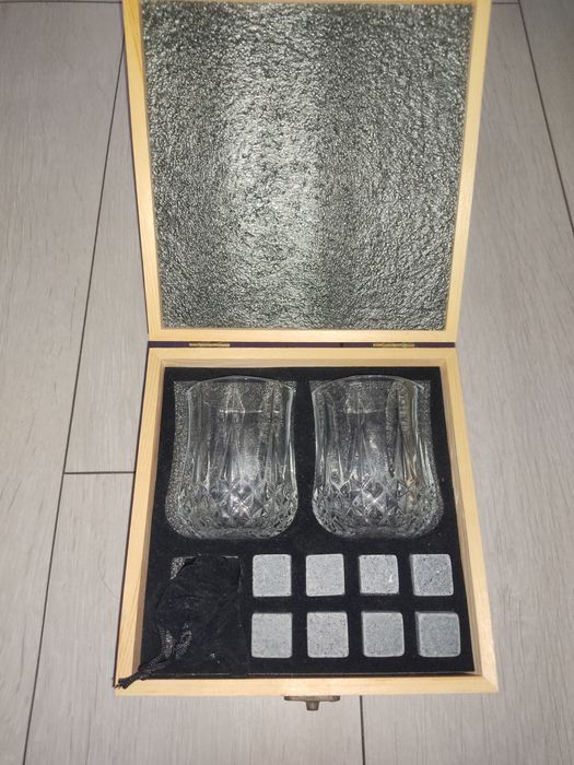 Set whisky premium, cu doua pahare si 8 cuburi