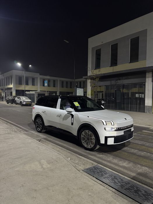 Lynk&Co 900 oq va qora ranglari bor