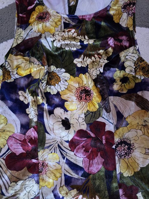 Продавам плюшен топ на цветя- размер S