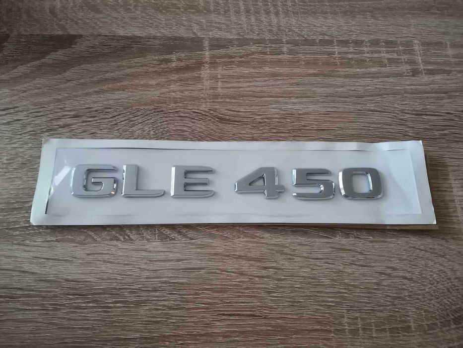 сребрист надпис Mercedes Benz GLE 450