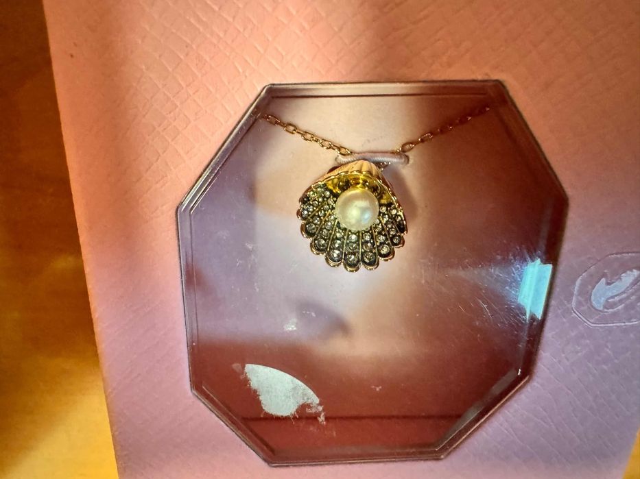 Swarovski - Idyllia Pendant Crystal Pearl Shell 
I