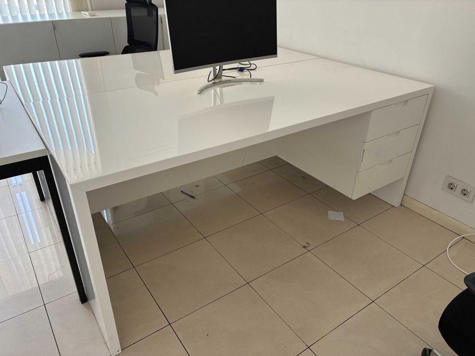 Бяло бюро със шкафчета