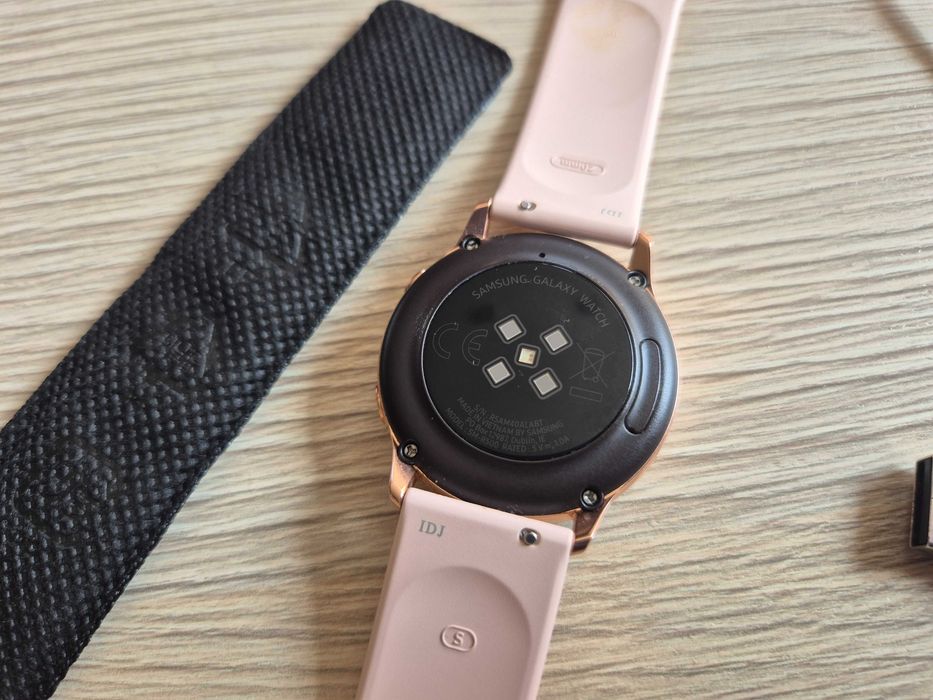 Продавам Смарт часовник Samsung Galaxy Watch Active (Rose Gold)