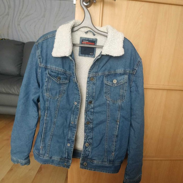 Модная джинсовая куртка с мехом