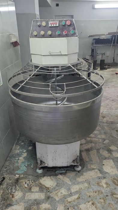 Malaxor 325 kg mai multe detl telf ,dețin si alte utilaje brutarie!