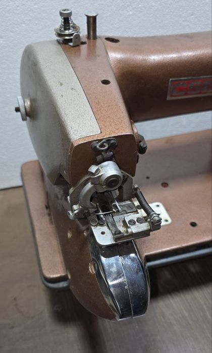 Продаётся подшивочная швейная машинка потайного стежка.