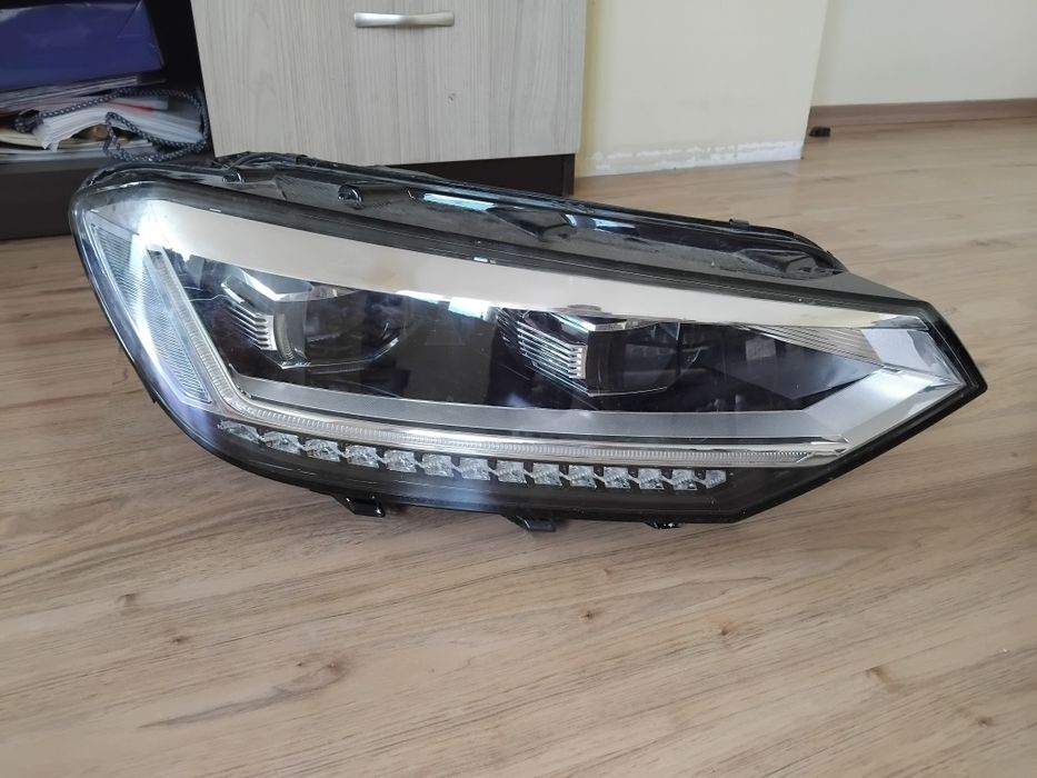 Продавам оригинален десен LED фар за Volkswagen Volkswagen Tiguan