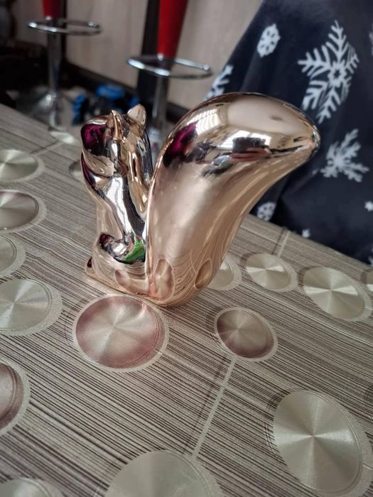 Стара статуетка катеричка с розов отенък