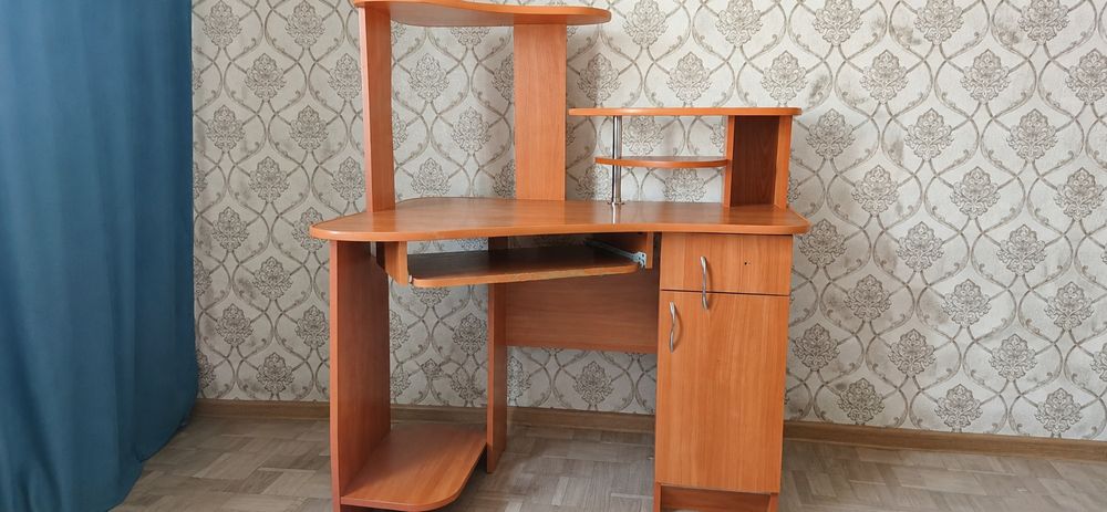 Продам компьютерный стол