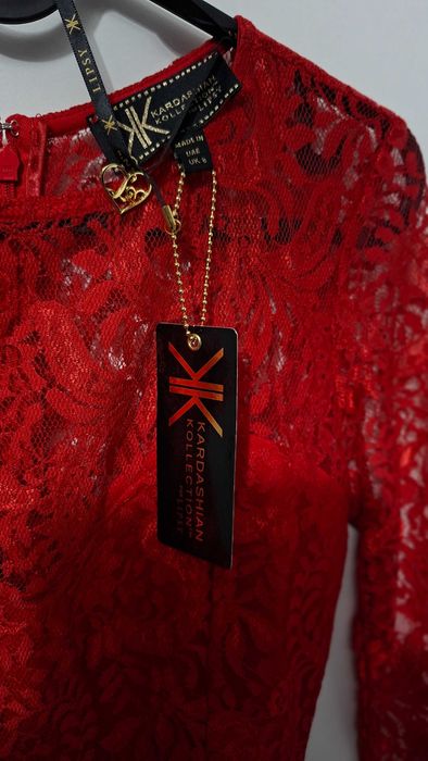 Елегантна червена дантелена рокля – Kardashian Kollection for LIPSY