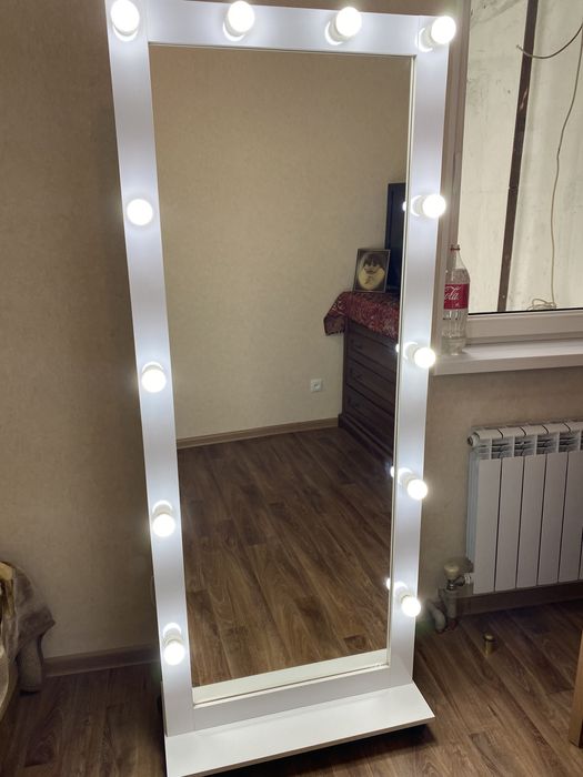 Зеркала с подсветкой . Визажный столик